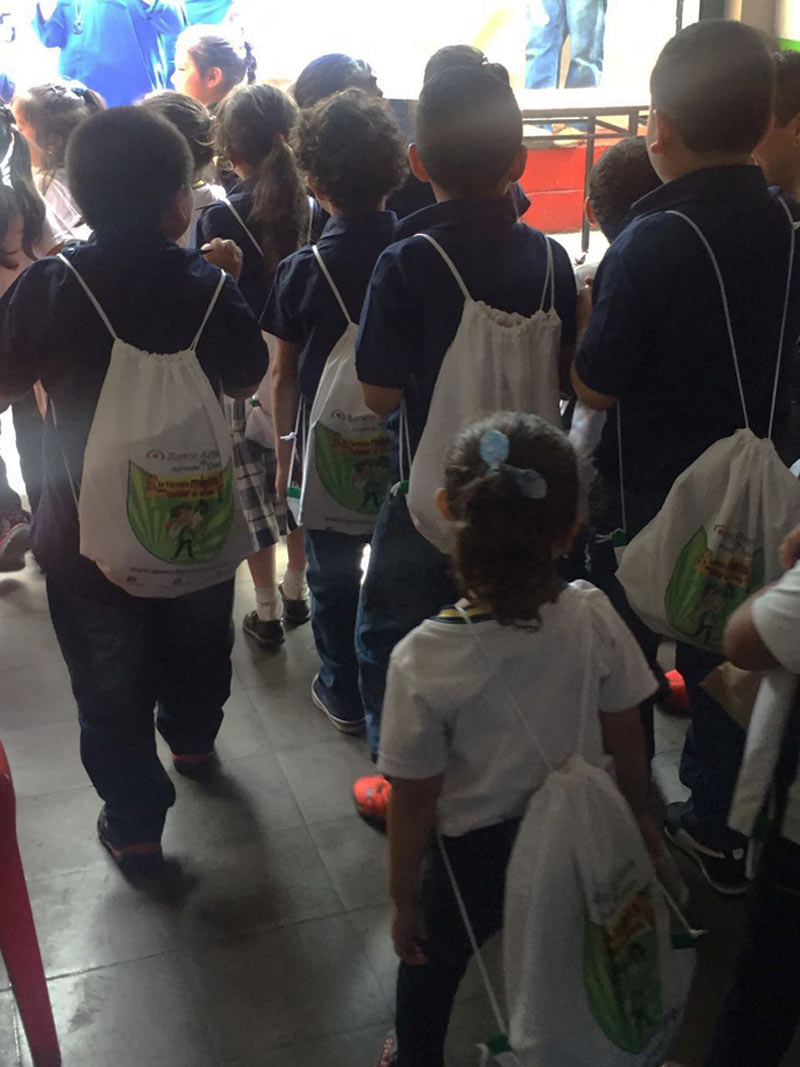 Niños disfrutando de la obra de teatro